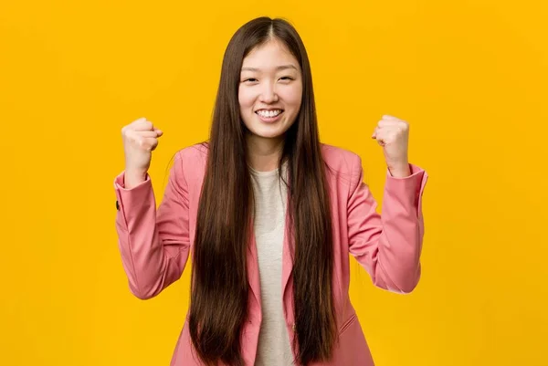 Junge Asiatische Frau Trägt Einen Business Anzug — Stockfoto