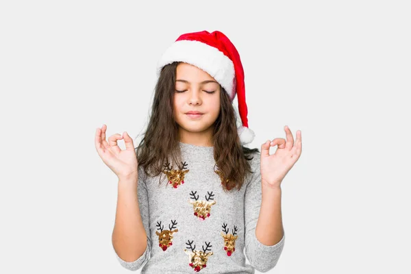 Kleines Mädchen Feiert Weihnachten Entspannt Nach Einem Anstrengenden Arbeitstag Sie — Stockfoto