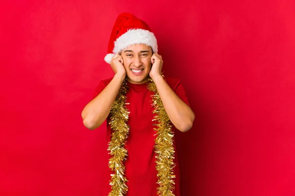 Młody Człowiek Boże Narodzenie Zakrywa Uszy Dłońmi — Zdjęcie stockowe