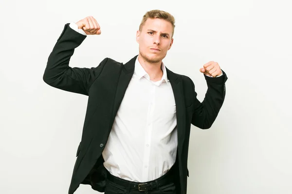 Joven Hombre Negocios Caucásico Mostrando Gesto Fuerza Con Los Brazos —  Fotos de Stock