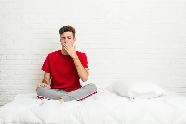 Genç Bir Öğrenci Yatakta Esniyor Ağzı Eliyle Kapatan Yorgun Bir — Stok fotoğraf