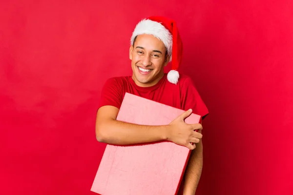 Młody Człowiek Trzyma Prezent Boże Narodzenie — Zdjęcie stockowe