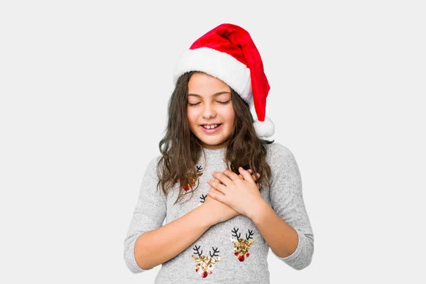 Petite Fille Célébrant Jour Noël Riant Gardant Main Sur Cœur — Photo