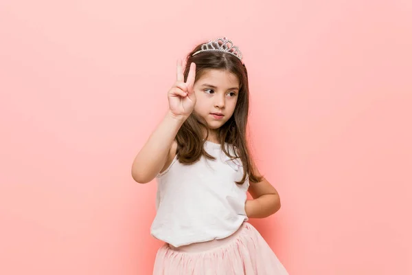 Маленька Дівчинка Принцесі Виглядає Радісно Безтурботно Показуючи Символ Миру Пальцями — стокове фото