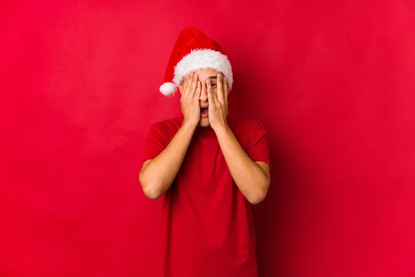 Jovem Dia Natal Piscam Através Dedos Assustados Nervosos — Fotografia de Stock