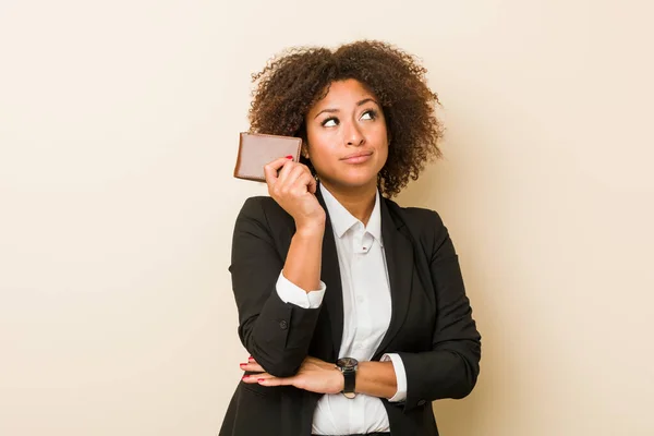 Junge Afrikanisch Amerikanische Frau Mit Einem Portemonnaie Die Mit Zweifelndem — Stockfoto