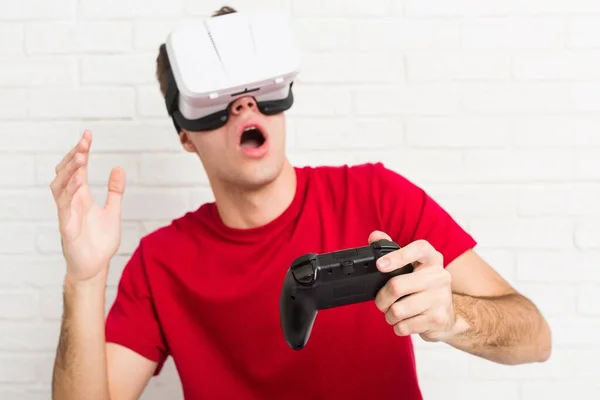 Adolescente Caucasiano Homem Usando Óculos Realidade Virtual Controlador Jogo — Fotografia de Stock