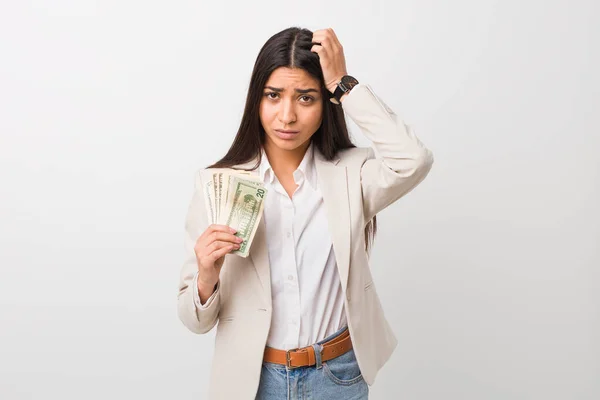 Jovem Árabe Empresária Segurando Dólares Sendo Chocado Ela Lembrou Reunião — Fotografia de Stock