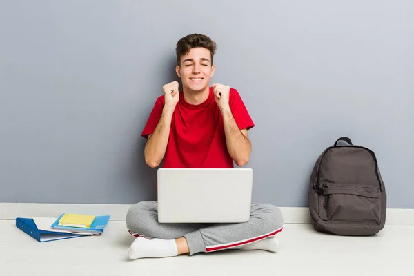 Jonge Student Man Zittend Zijn Huis Vloer Met Een Laptop — Stockfoto