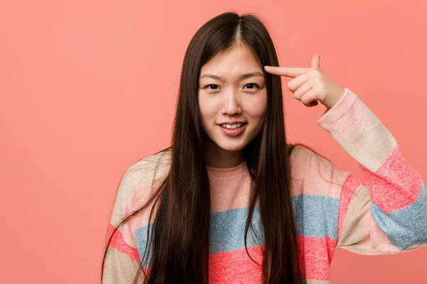 Joven Mujer China Fresca Mostrando Gesto Decepción Con Dedo Índice —  Fotos de Stock