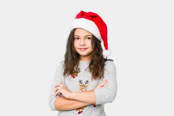 Menina Comemorando Dia Natal Que Sente Confiante Cruzando Braços Com — Fotografia de Stock