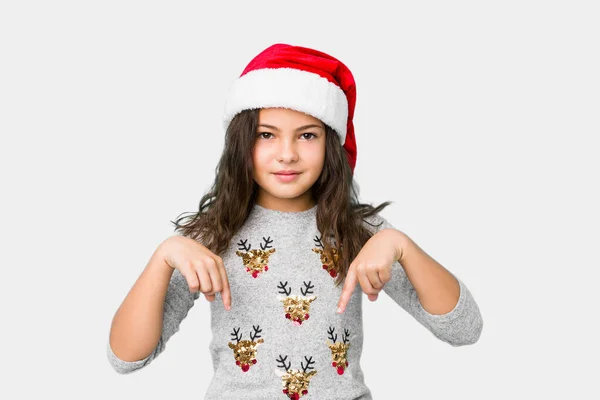 Маленька Дівчинка Святкує Різдвяний День Вказує Вниз Пальцями Позитивне Почуття — стокове фото