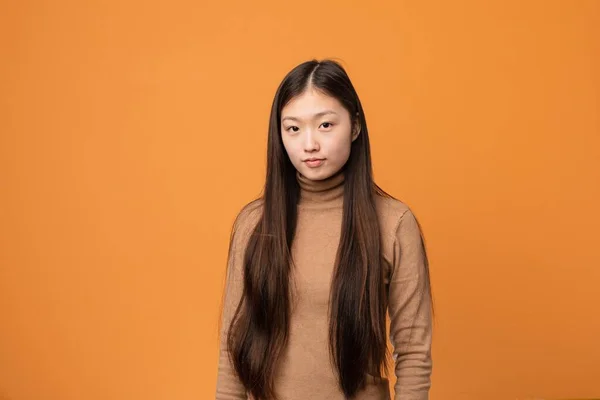 Jovem Mulher Asiática Contra Fundo Laranja — Fotografia de Stock