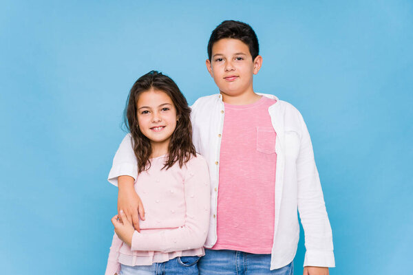 Маленькие братья на синем фоне