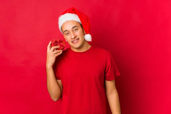 Молодий Чоловік Тримає Подарунок Різдво — стокове фото