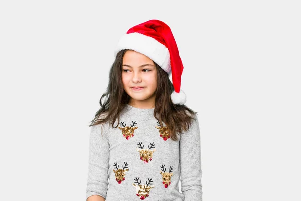 Маленька Дівчинка Яка Святкує Різдвяний День Сміється Закриває Очі Відчуває — стокове фото