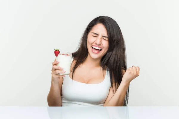 Junge Hispanische Frau Hält Einen Smoothie Junge Hispanische Frau Hält — Stockfoto