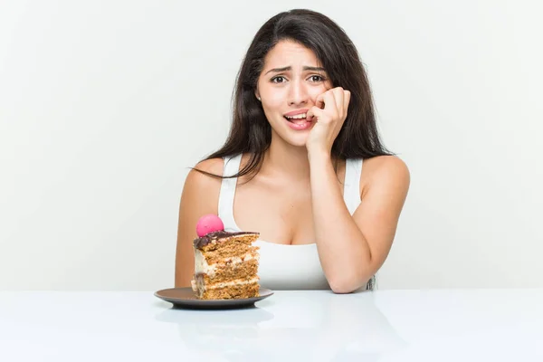 Młoda Latynoska Jedząca Ciasto Obgryzające Paznokcie Nerwowa Bardzo Niespokojna — Zdjęcie stockowe