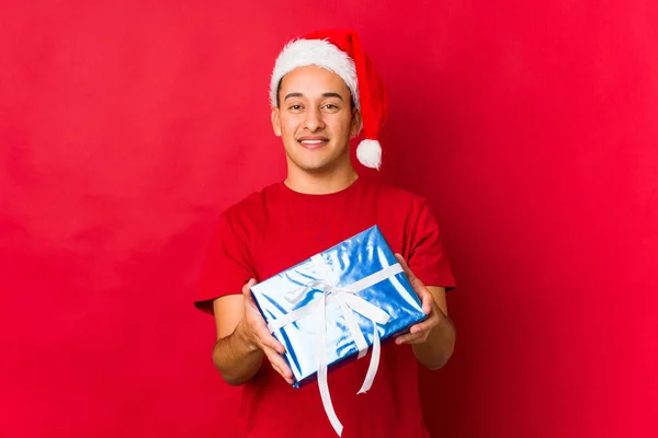 Jovem Segurando Presente Dia Natal — Fotografia de Stock