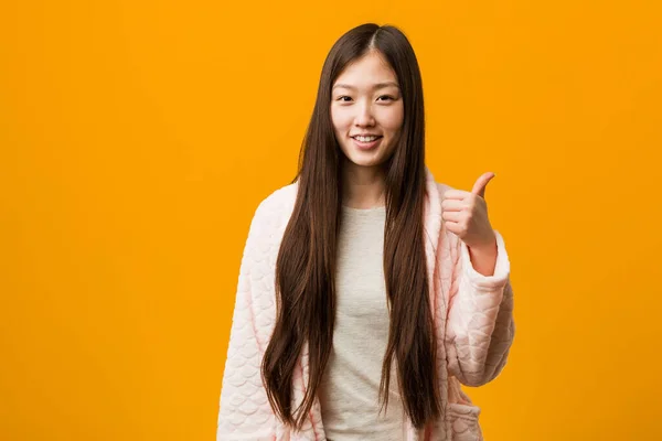Young Chinese Woman Pajama Smiling Raising Thumb — Stock Photo, Image