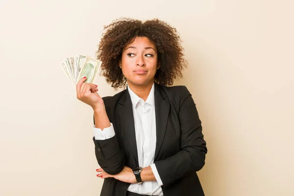 Jovem Afro Americana Segurando Dólares Olhando Para Lado Com Expressão — Fotografia de Stock