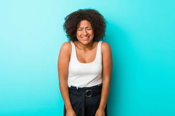 Jeune Femme Afro Américaine Rit Ferme Les Yeux Sent Détendu — Photo