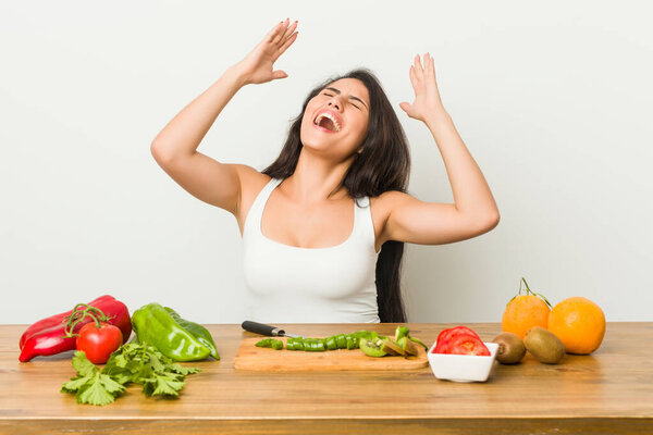 Молодая пышная женщина готовит здоровую еду крича в небо, глядя вверх, разочарование
.