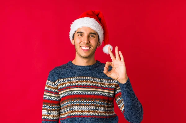Ung Man Juldagen Gör Vågen Med Armar Känner Sig Glad — Stockfoto