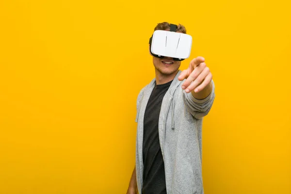 Jonge Blanke Man Met Behulp Van Een Virtual Reality Bril — Stockfoto