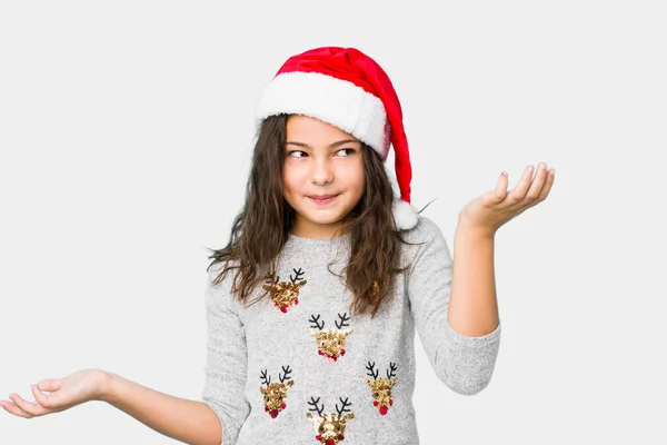 Mała Dziewczynka Świętuje Boże Narodzenie Wątpiąc Wzruszając Ramionami Kwestionowaniu Gestu — Zdjęcie stockowe