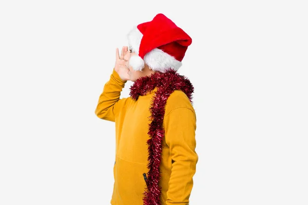 Menino Comemorando Dia Natal Usando Chapéu Papai Noel Isolado Gritando — Fotografia de Stock