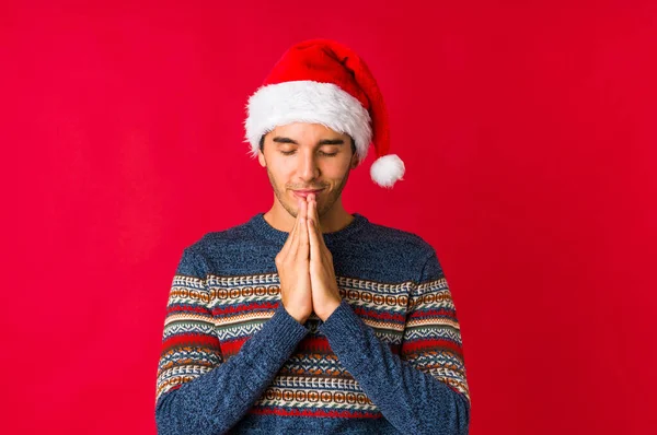 Młody Człowiek Boże Narodzenie Składając Usta Trzymając Dłonie Aby Wysłać — Zdjęcie stockowe