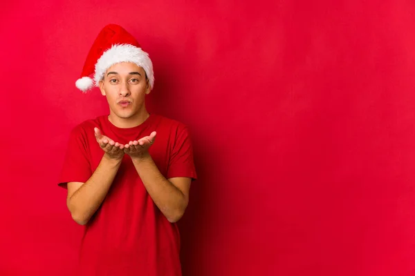 Junger Mann Weihnachtstag Faltet Lippen Und Hält Handflächen Luftküsse Senden — Stockfoto
