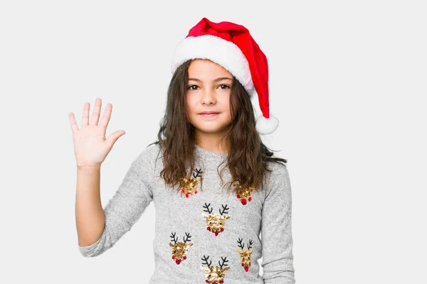 Маленькая Девочка Празднует Рождество Улыбаясь Весело Показывая Номер Пять Пальцами — стоковое фото