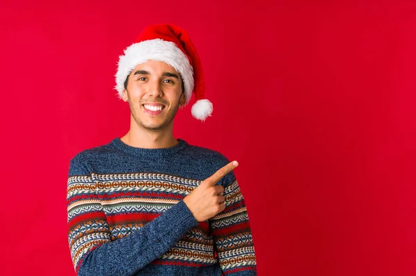 Молодий Чоловік Різдвяний День Посміхається Піднімає Великий Палець Вгору — стокове фото