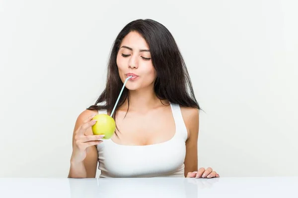 Junge Hispanische Frau Trinkt Apfelsaft Mit Strohhalm — Stockfoto