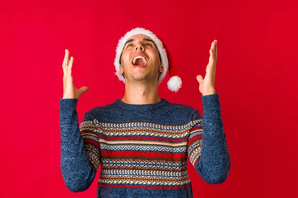 Joven Día Navidad Sonrisas Alegres Apuntando Hacia Frente —  Fotos de Stock