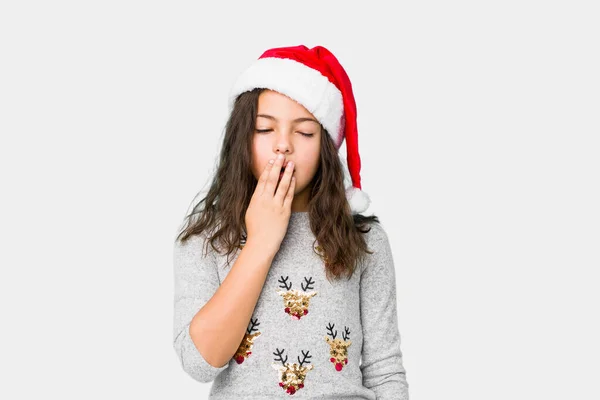 Маленькая Девочка Празднует Рождество Зевая Показывая Усталый Жест Закрывая Рот — стоковое фото