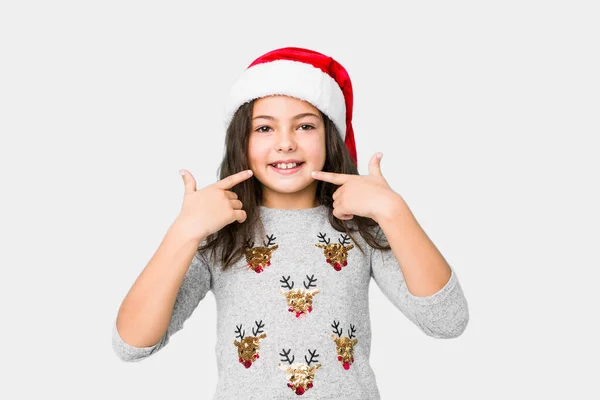 Menina Celebrando Dia Natal Sorri Apontando Dedos Para Boca — Fotografia de Stock