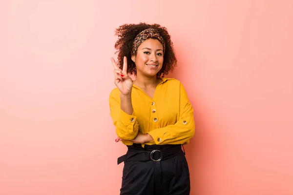 Jovem Afro Americana Contra Fundo Rosa Mostrando Número Dois Com — Fotografia de Stock