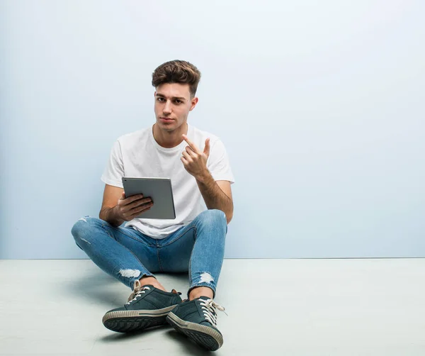 Joven Sosteniendo Una Tableta Sentada Interior Señalándote Con Dedo Como — Foto de Stock