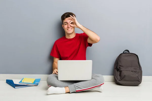 Jonge Student Man Zittend Zijn Huis Vloer Met Een Laptop — Stockfoto