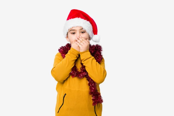 Mały Chłopiec Świętujący Boże Narodzenie Kapeluszu Mikołaja Odizolowany Wstrząśnięty Zakrywając — Zdjęcie stockowe