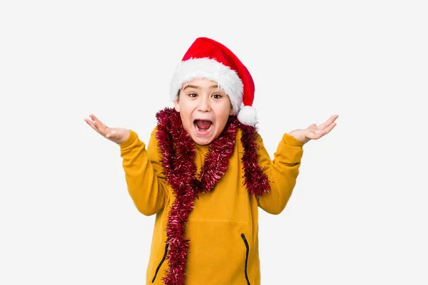 Pequeño Niño Celebrando Día Navidad Con Sombrero Santa Aislado Celebrando — Foto de Stock