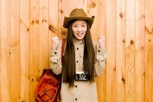 年轻的中国女旅行家们兴高采烈 兴高采烈 胜利的概念 — 图库照片