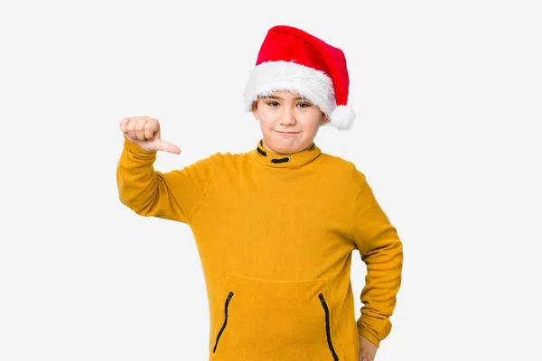 Menino Comemorando Dia Natal Usando Chapéu Papai Noel Isolado Mostrando — Fotografia de Stock