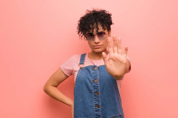 若い混合アフリカ系アメリカ人のティーンエイジャーの女性は 停止標識を示す伸ばされた手で立って あなたを防ぎます — ストック写真
