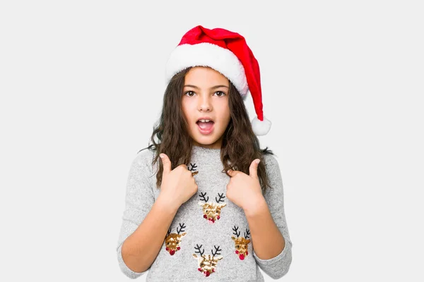 Menina Comemorando Dia Natal Surpreso Apontando Com Dedo Sorrindo Amplamente — Fotografia de Stock