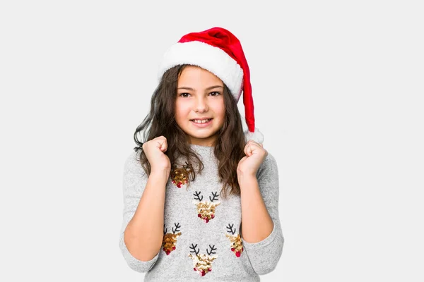 Küçük Kız Noel Kutluyor Yumruğunu Kaldırıyor Mutlu Başarılı Hissediyor Zafer — Stok fotoğraf
