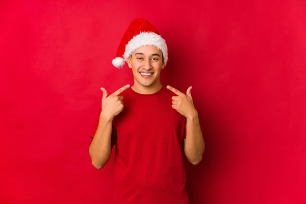 Jeune Homme Jour Noël Sourit Pointant Doigt Bouche — Photo